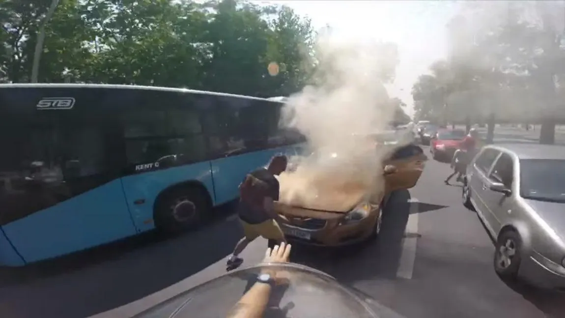 Un motociclist din Bucureşti, EROUL ZILEI. A intervenit spectaculos după ce o maşină a luat foc în trafic VIDEO