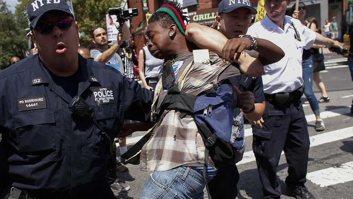 Afro-americanii riscă de două ori şi jumătate să fie ucişi de poliţia din SUA