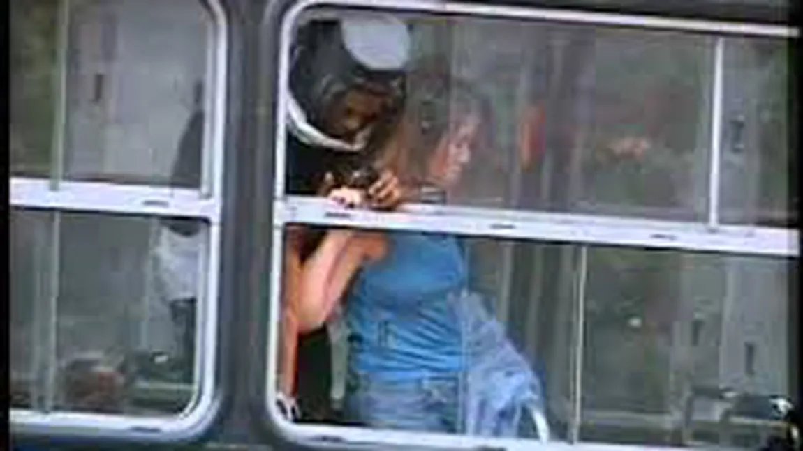 Luare de ostatici într-un autobuz de către un individ înarmat VIDEO