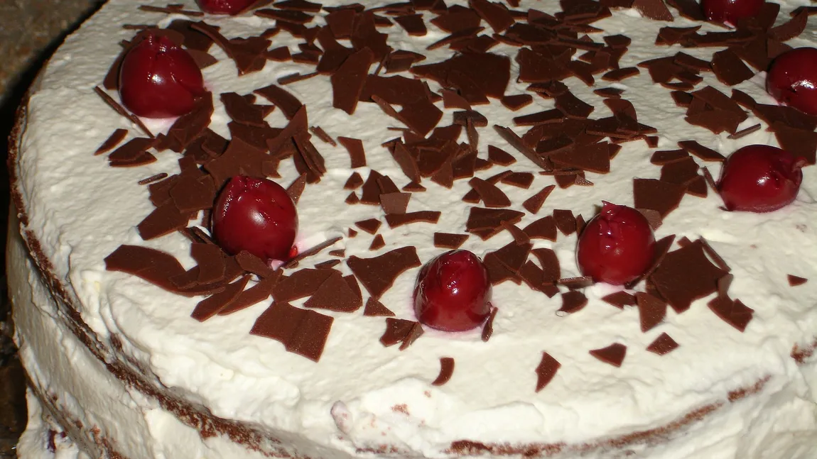 Desert delicios. Tort de ciocolata cu visine
