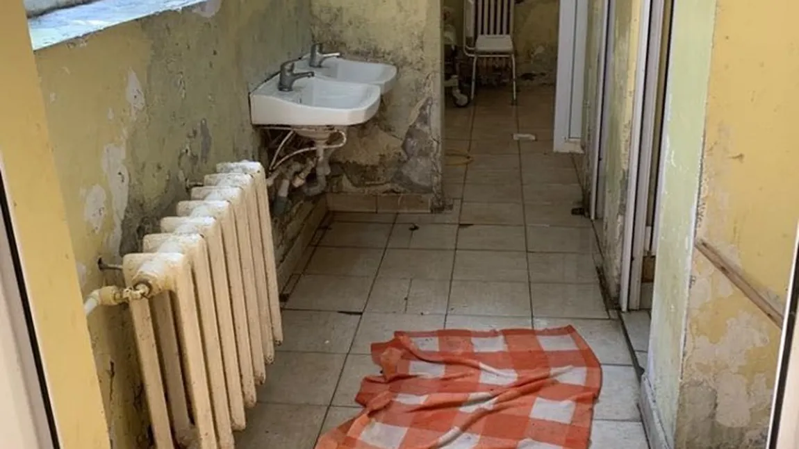Imagini şocante dintr-un spital din Constanţa: saloane într-o stare deplorabilă, pereţi care stau să cadă, toalete insalubre