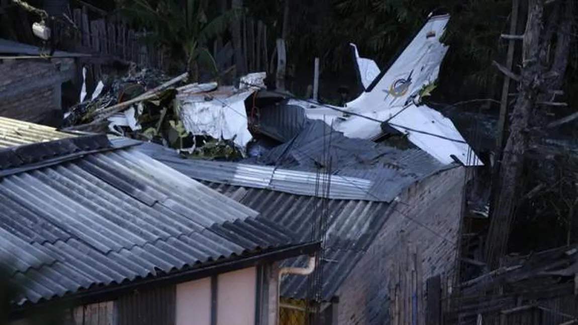 Dezastru aerian, un avion s-a prăbuşit peste câteva case. S-au înregistrat mai mulţi morţi