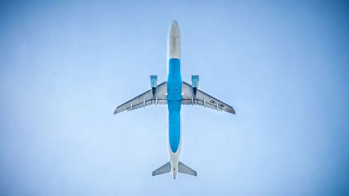A deschis ieşirea de urgenţă a avionului, pentru a respira puţin aer curat. Momente de stupoare, ce riscă acum pasagera VIDEO