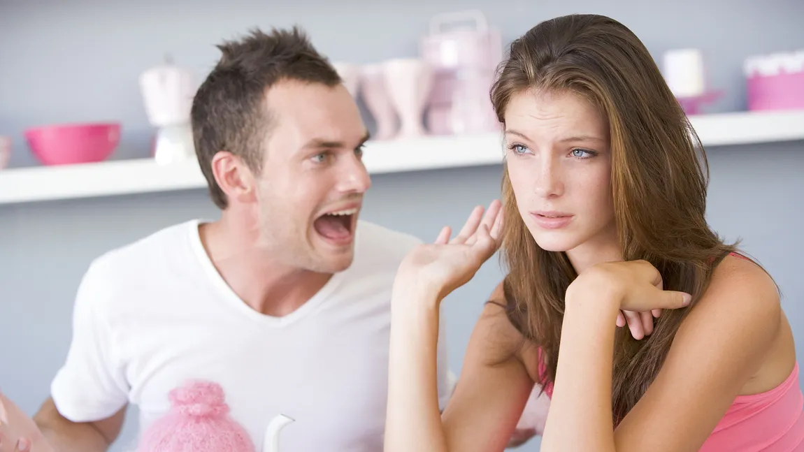 6 obiceiuri feminine care îi scot din minţi pe bărbaţi