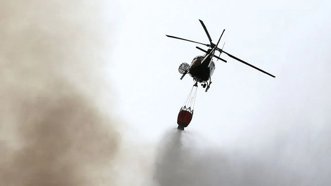 Tragedie, un elicopter care participa la stingerea unui incendiu s-a prăbuşit în timpul misiunii. Pilotul a decedat