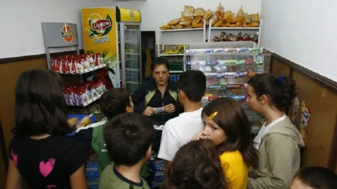 Un elev din Bihor a cumpărat un sendviş cu viermi de la magazinul din incinta şcolii
