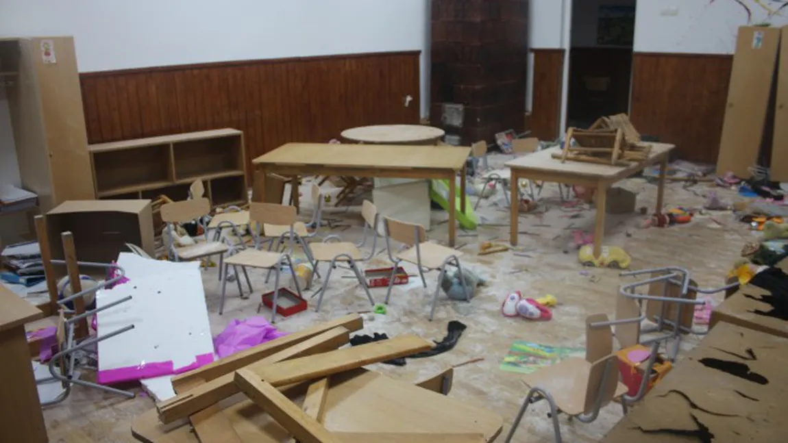 Şcoală vandalizată de trei copii de la clasele primare. Imagini cu dezastrul din sălile de clasă