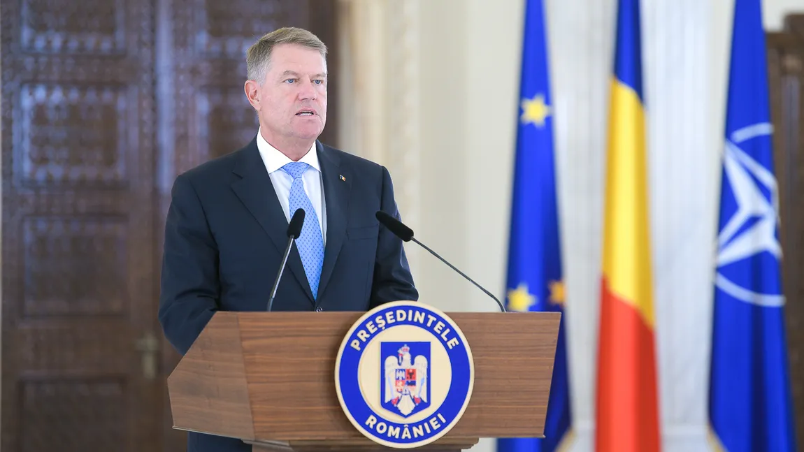 Klaus Iohannis a decorat doi foşti funcţionari europeni cu Ordinul Naţional 