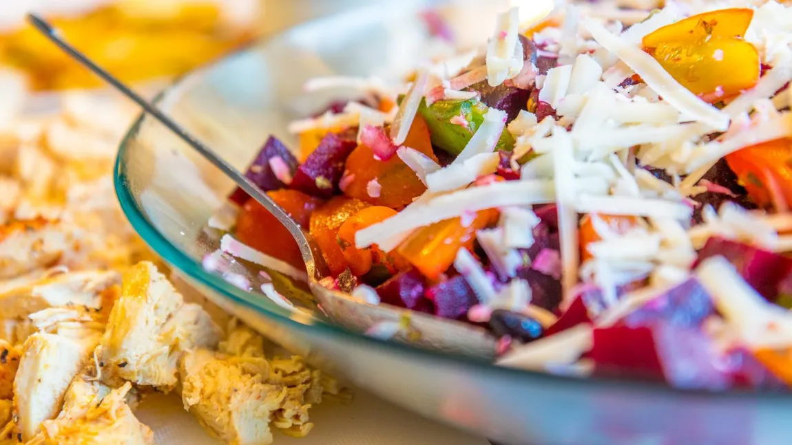 Reţeta zilei: Salată cu pui