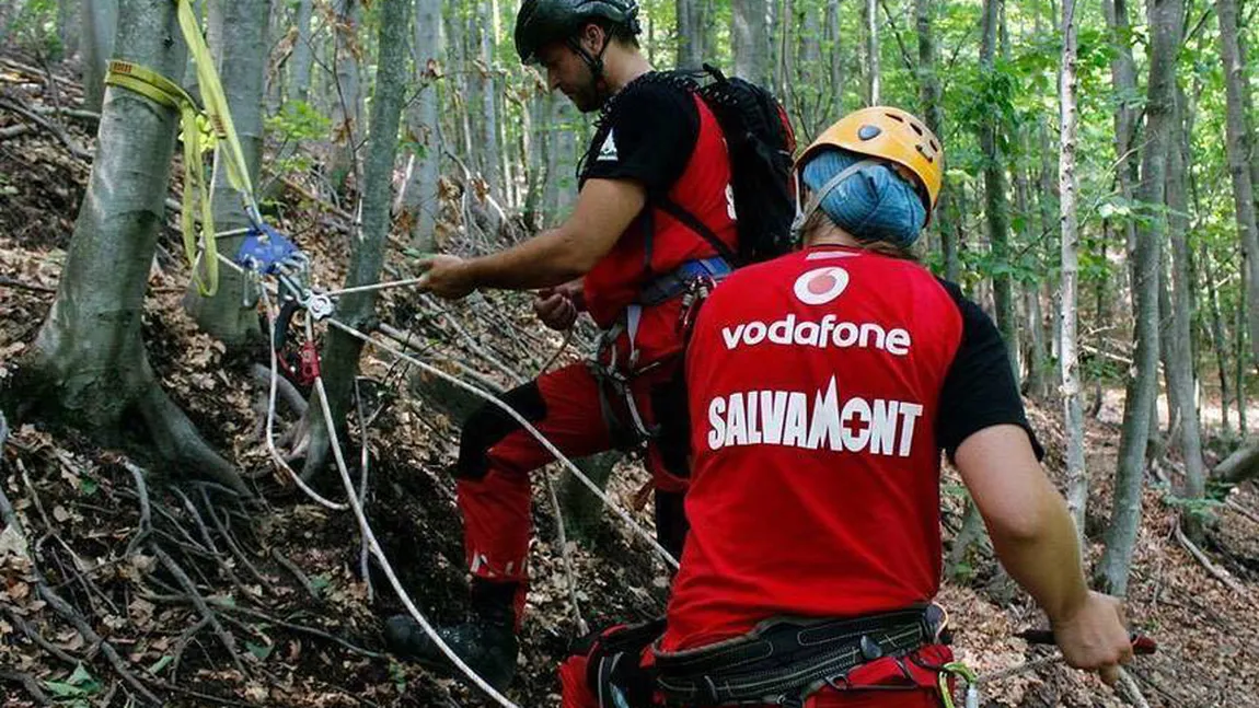 Femeie căzută într-o râpă, la Sinaia. Salvamontişti, pompieri şi un echipaj SMURD intervin