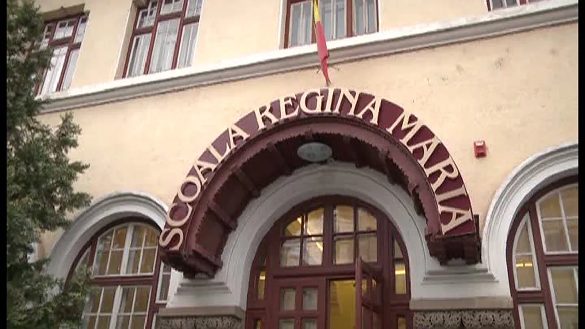 Protest la o şcoală din centrul Sibiului. Copiii de clasa I învaţă la subsol, în întuneric şi igrasie VIDEO