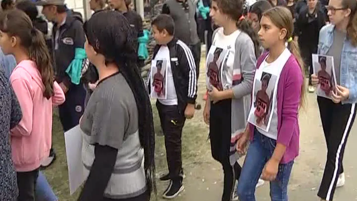 Momente CUTREMURĂTOARE la înmormântarea Adrianei. Gestul emoţionant făcut de colegii fetiţei