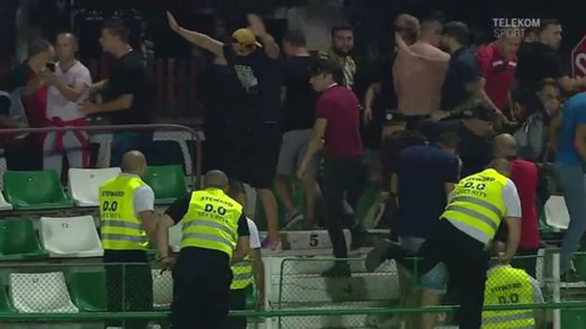 Scene ŞOCANTE la SEPSI - DINAMO. Ultraşii lui Dinamo s-au bătut cu forţele de ordine şi au fost evacuaţi cu gaze lacrimogene VIDEO