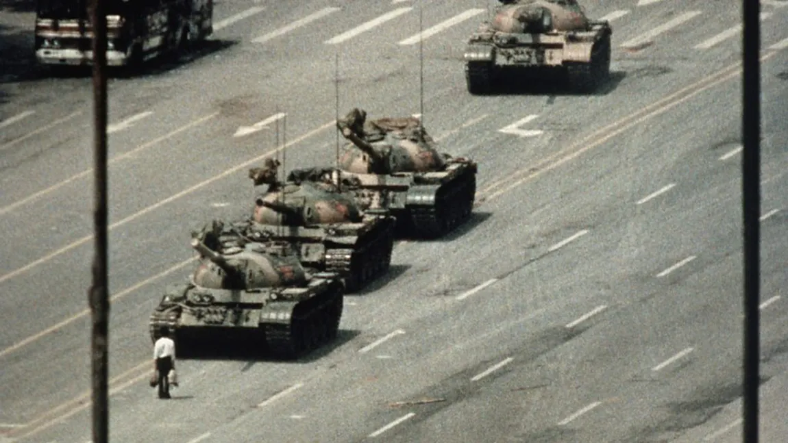 Fotograful care a realizat celebra fotografie cu omul oprind tancurile în Piaţa Tiananmen a murit