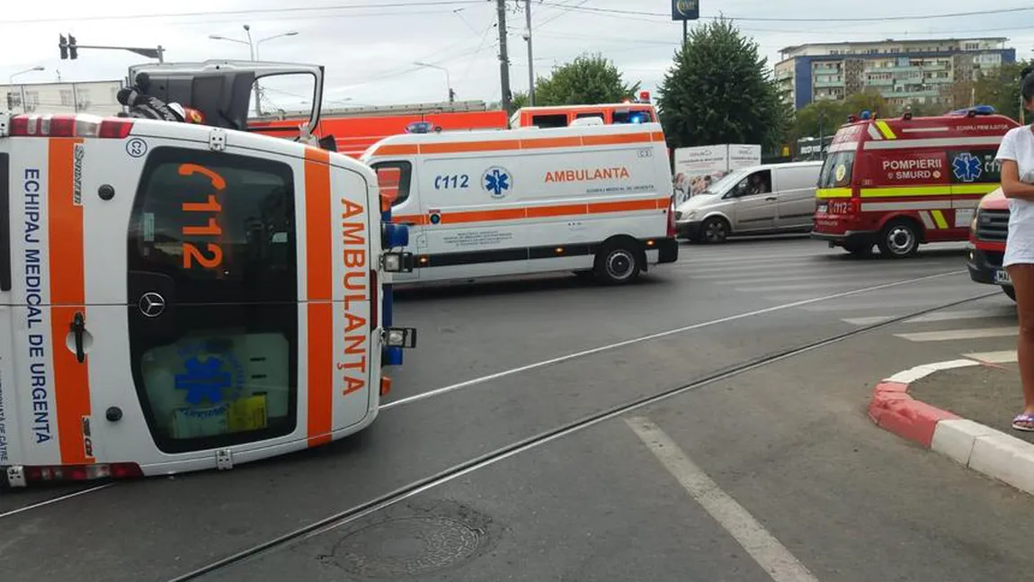 Accident GRAV în Ploieşti. O ambulanţă care transporta un pacient s-a răsturnat, după ce a fost lovită de un autoturism