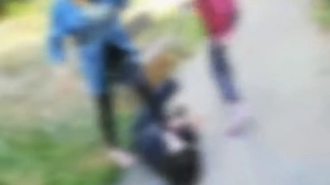 Fată de 13 ani, bătută de două adolescente pe stradă în Slatina. Poliţia face anchetă