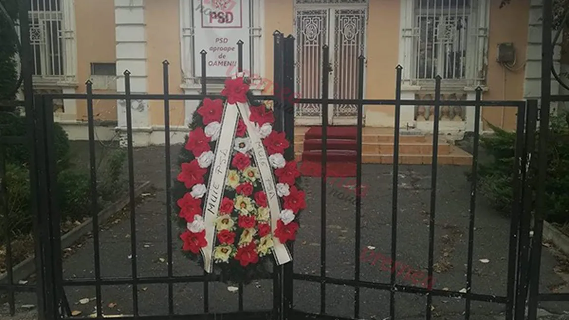 Mesajul vasluienilor pentru PSD după moţiunea de cenzură: o coroană de flori la sediul partidului
