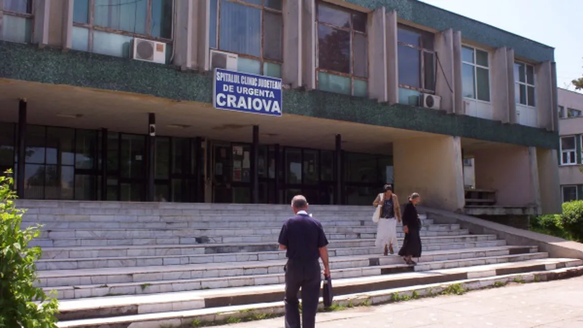 Imagini scandaloase surprinse pe holurile unui spital din Craiova. Gestul asistentelor a stârnit mii de reacţii FOTO