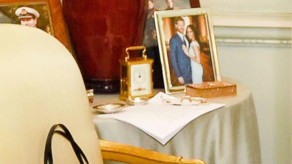 Prinţul Harry şi Meghan Markle, umiliţi: a dispărut fotografia cu ei doi de pe măsuţa din sala de recepţie a Palatului Bukingham