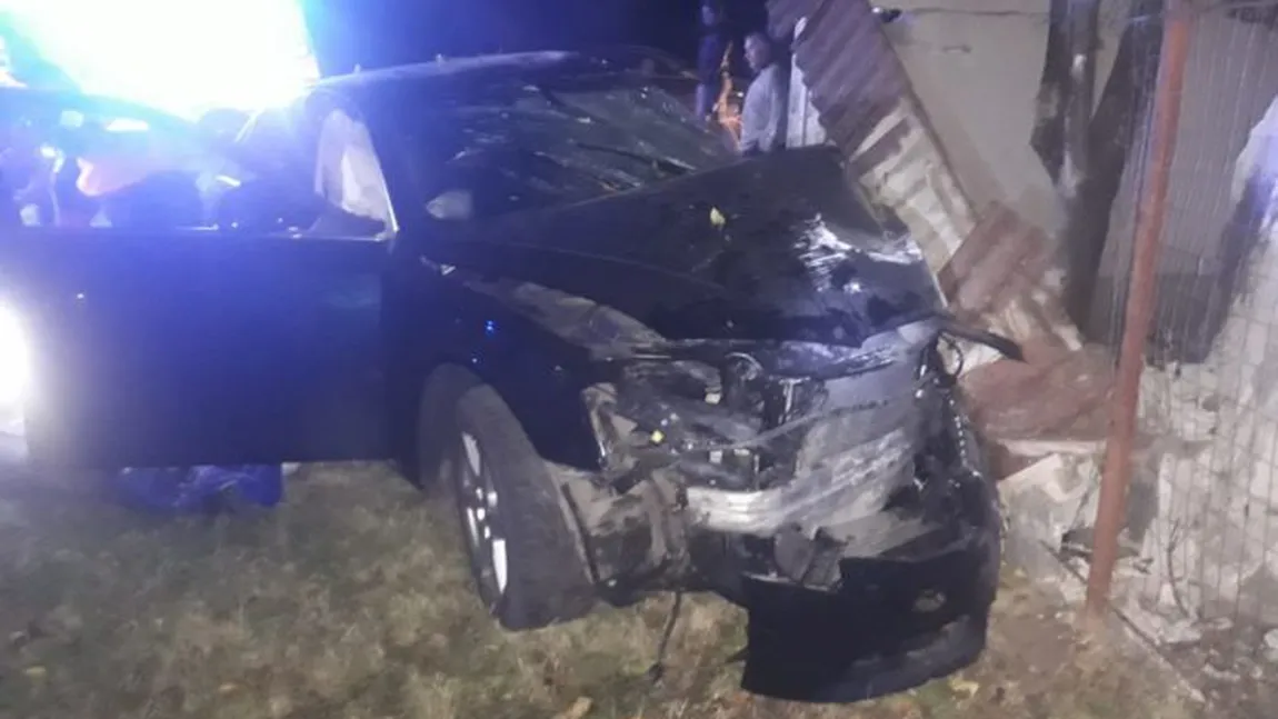 O fată de 24 de ani a murit după ce s-a izbit violent cu maşina de un gard, în Olt