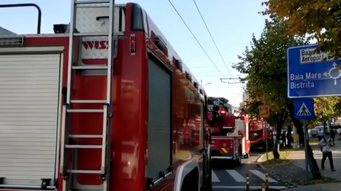 O femeie şi copilul ei, la un pas de tragedie. Au rămas blocaţi în baie în timpul unui incendiu
