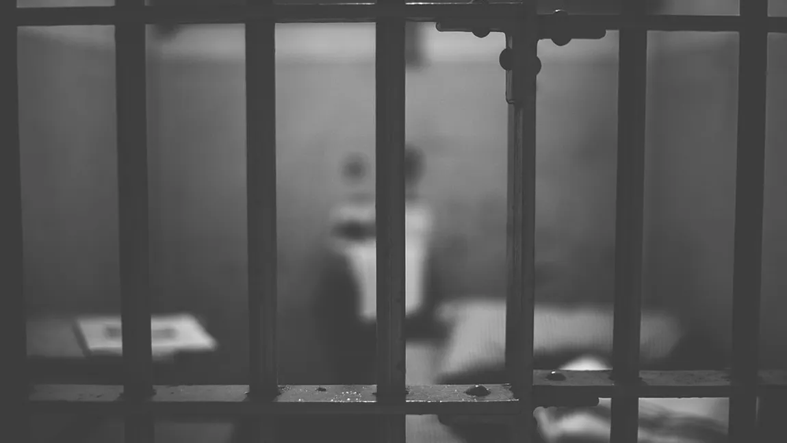 Gardian găsit mort în arest. Angajaţii penitenciarului au chemat SMURD-ul, dar a murit până la spital