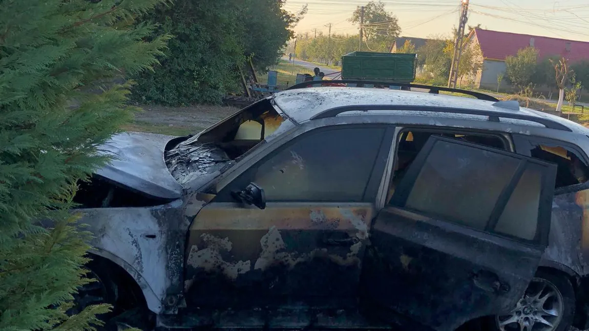 Maşina unui şef din Poliţia Arad a fost incendiată de indivizi necunoscuţi