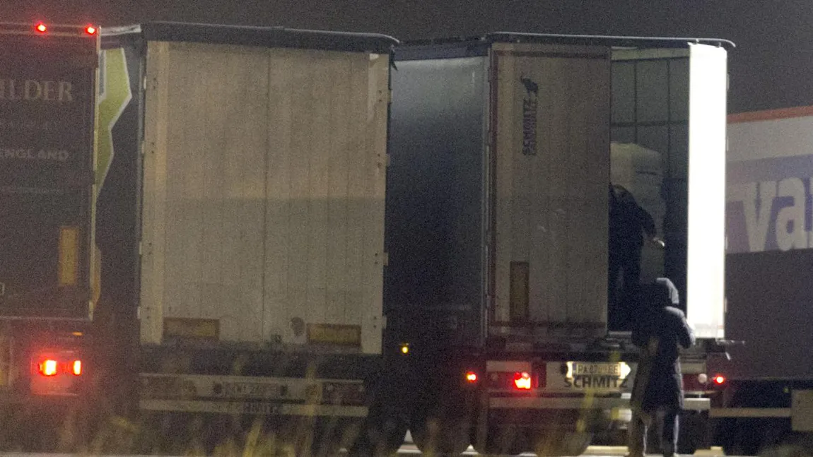 Doi şoferi români au fost arestaţi în Franţa. Ei cărau migranţi într-un camion frigoric, către Marea Britanie