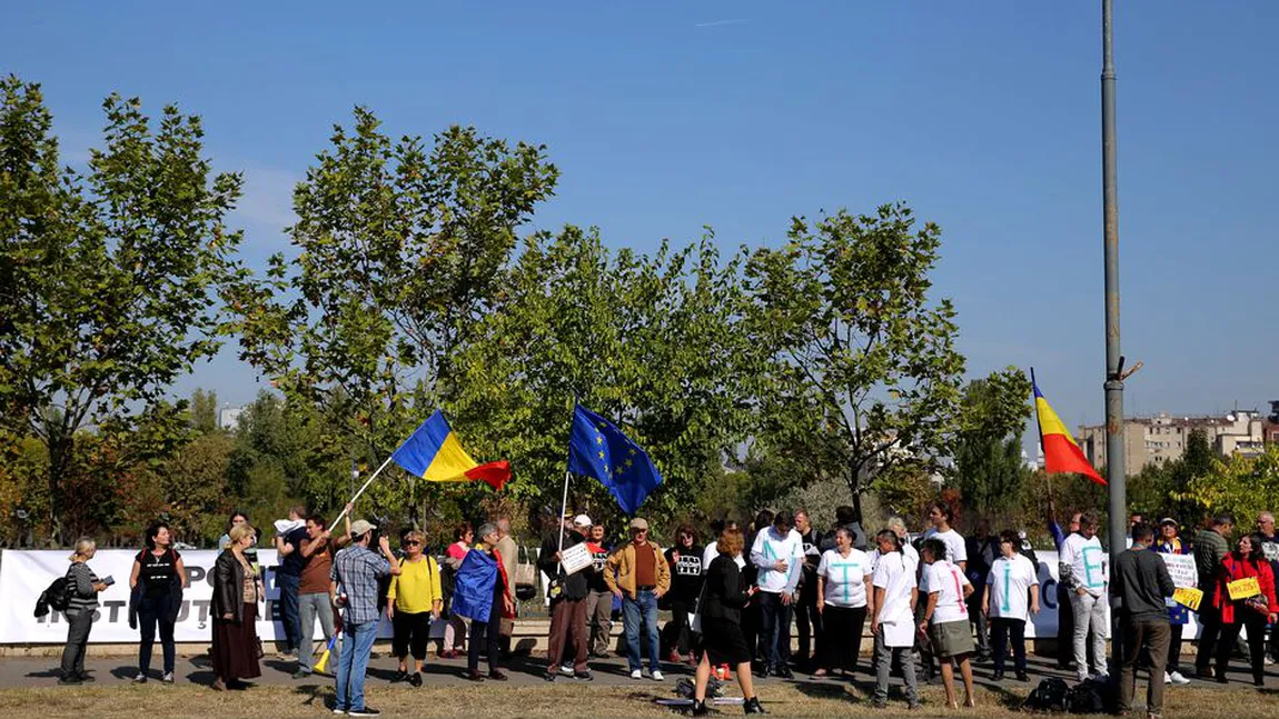 Protest în faţa Parlamentului, se sărbătoreşte cu şampanie: 