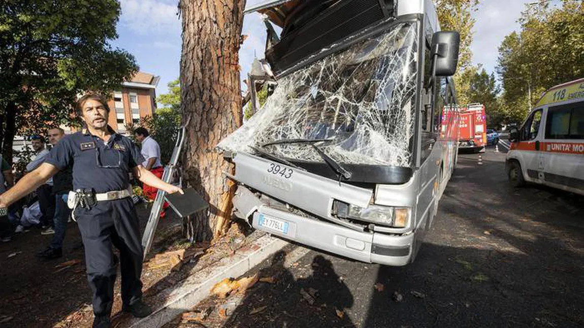 Un autobuz plin cu călători a intrat în copac, 29 de pasageri au fost răniţi VIDEO