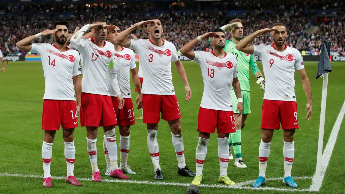 Fotbaliştii naţionalei Turciei au recidivat. Au efectuat salutul militar şi în meciul cu Franţa. Roxana Mărăcineanu cere pedepsirea lor