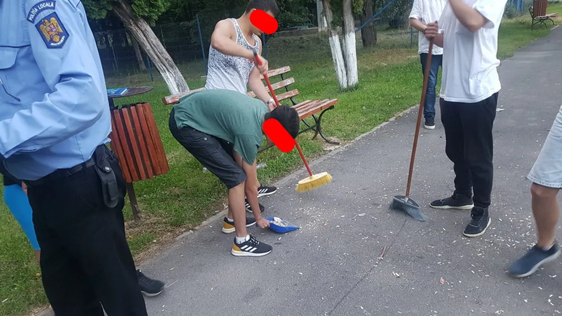 Tineri obligaţi să măture cojile de seminţe pe care le făcuseră în parc. FOTO