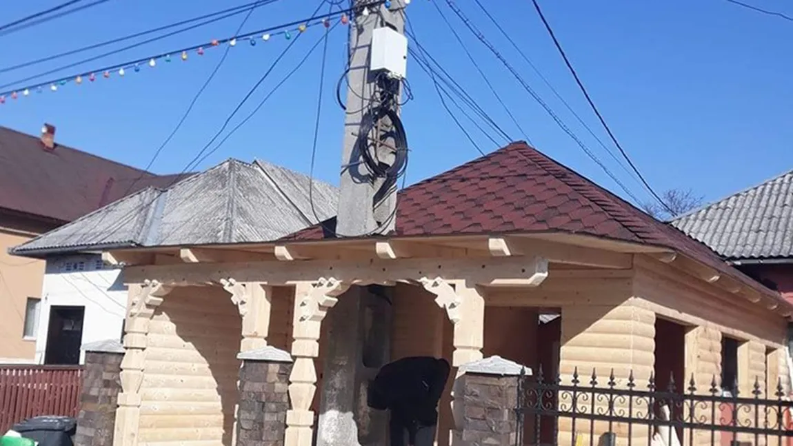 Ingeniozitatea românilor nu are limite: un bărbat şi-a construit casa în jurul unui stâlp de electricitate FOTO