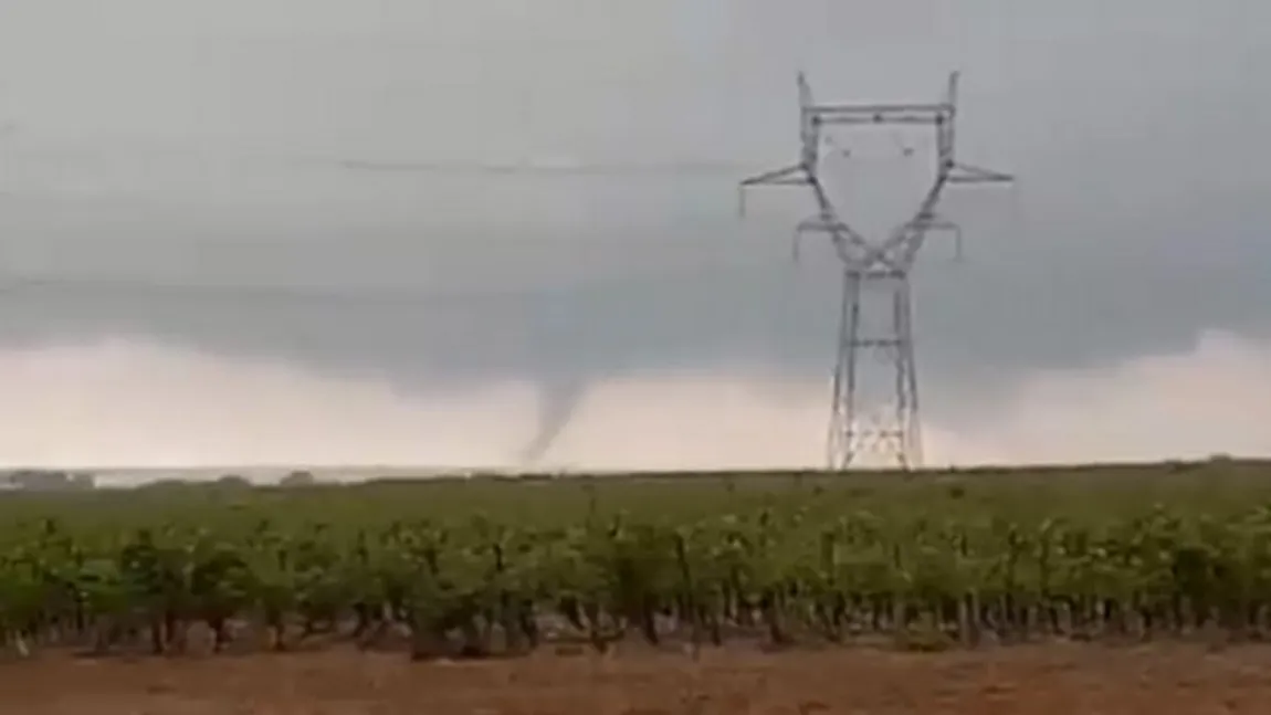 O TORNADĂ a făcut prăpăd în Franţa FOTO şi VIDEO