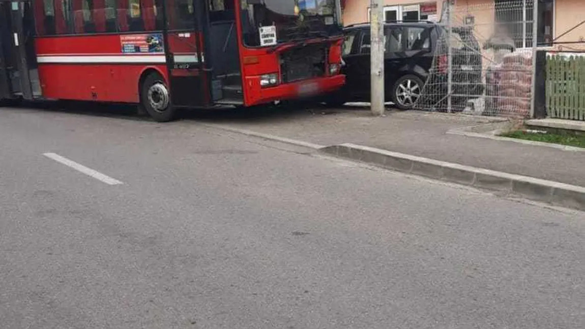 Autobuz cu 14 persoane la bord, implicat într-un accident după explozia unui pneu