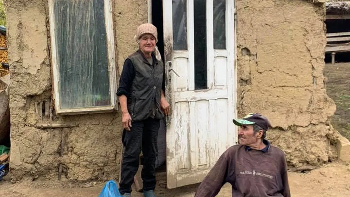 Doi bătrâni săraci trăiau în condiţii inumane. Oameni cu suflet mare le-au construit o casă nouă în prag de iarnă. Imagini emoţionante