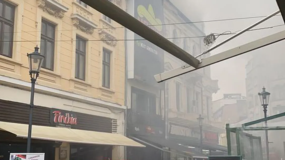 Incendiu în Centrul Vechi al Capitalei la o clădire cu două etaje. Pompierii intervin cu 4 autospeciale de stingere