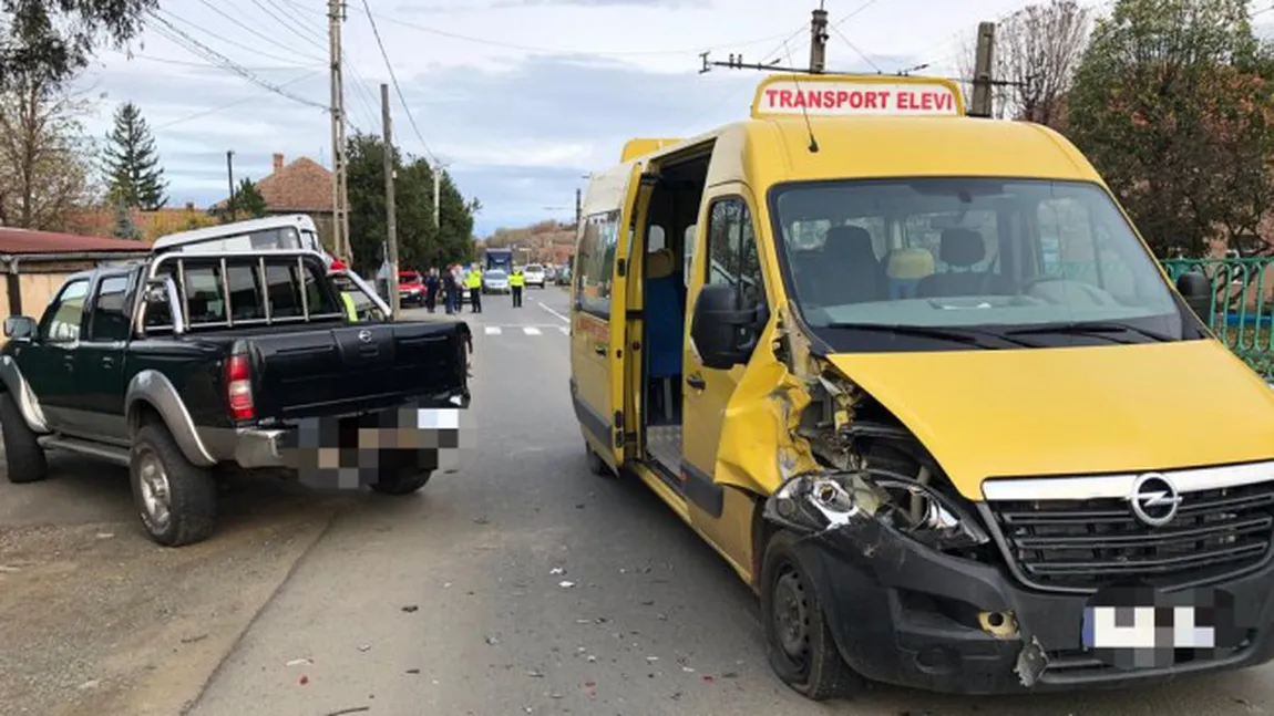 Microbuz şcolar cu 12  elevi, implicat într-un accident rutier