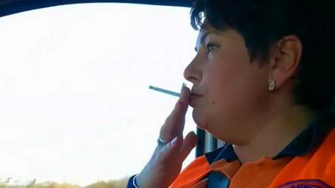 Revoltător, o asistentă fumează în ambulanţă, în timpul unei urgenţe. Ea a fost filmată chiar de şofer, şefii anchetează cazul VIDEO