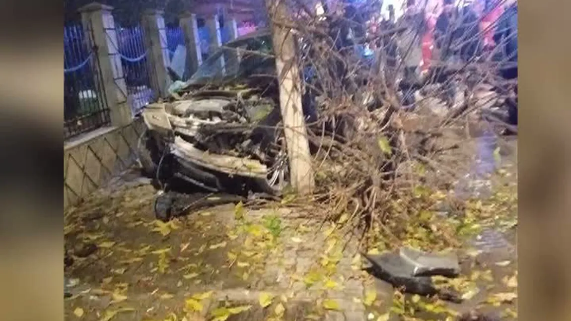 Accident grav în Craiova. Doi răniţi după ce o maşina a lovit un copac