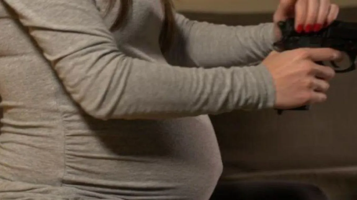 O gravidă în 8 luni, eroină după ce şi-a salva familia. L-a omorât pe unul dintre tâlharii care i-au ameninţat fiica