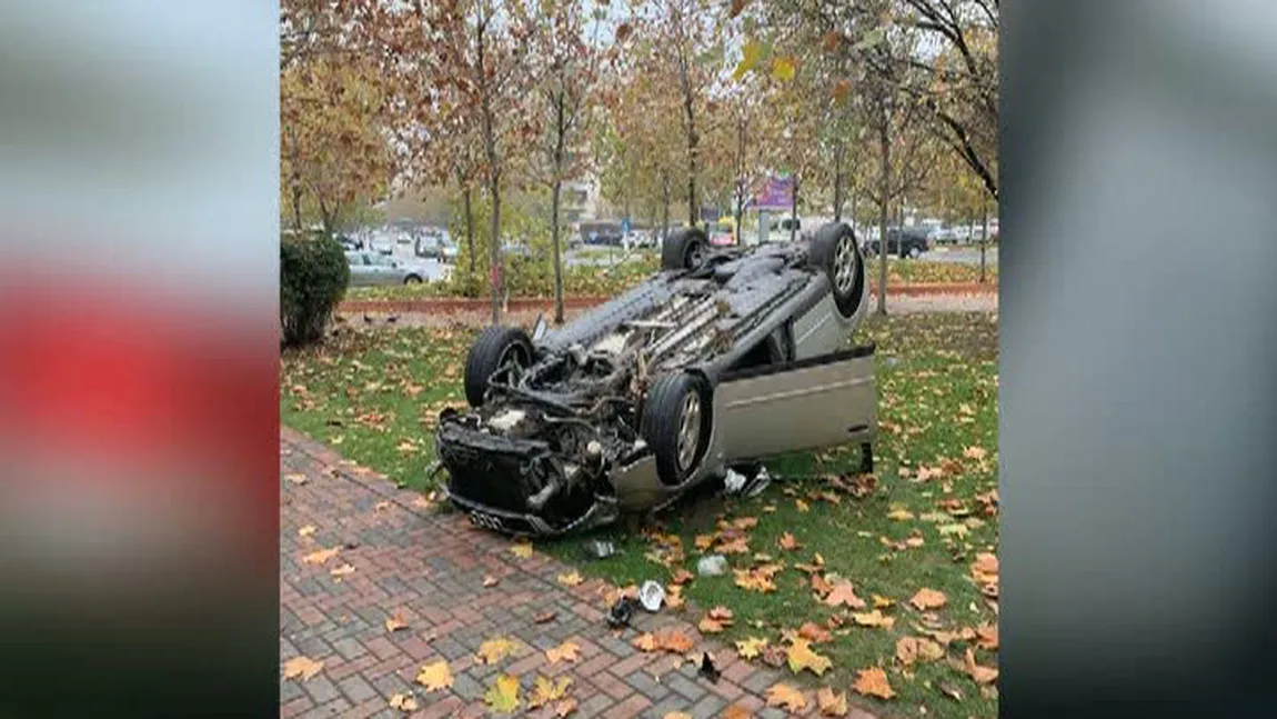 Maşină răsturnată în parc, în Bucureşti. Poliţia îl caută pe şofer