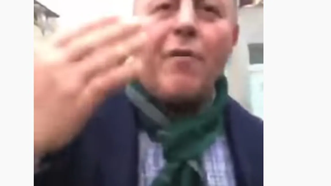 Reacţie golănească. Primarul din Balş, surprins în timp ce loveşte un tânăr pe stradă. Poliţia a deschis un dosar penal VIDEO