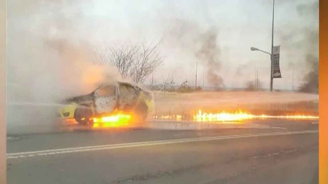 Incendiu pe podul de la Pipera. O maşină a fost distrusă. Traficul în zonă a fost blocat