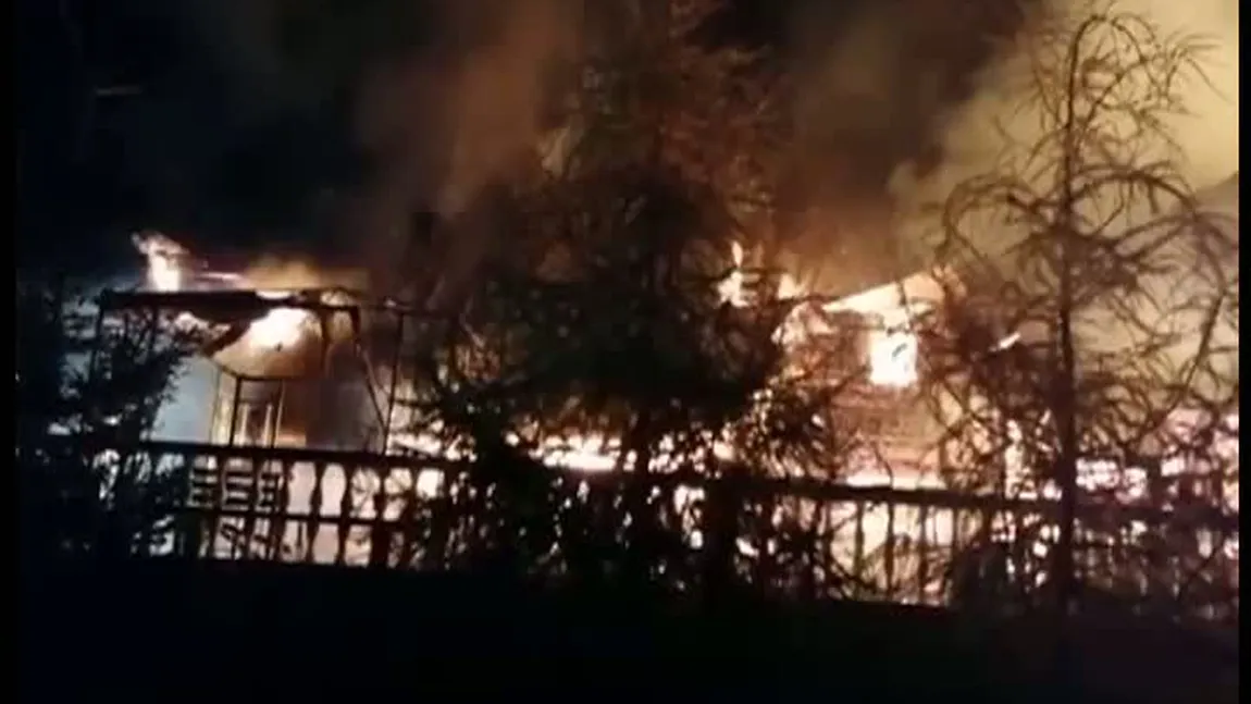 Incendiu violent la o cabană din Vatra Dornei, judeţul Suceava