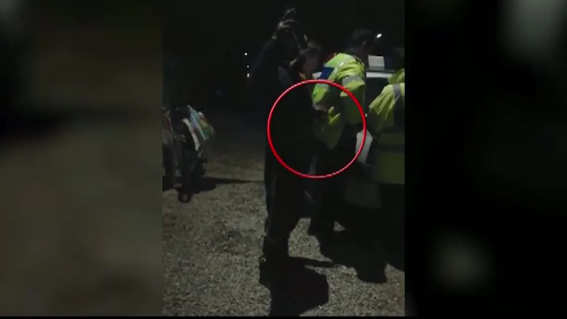Poliţist tâlhărit în timp ce era în misiune. Fapta a fost filmată - VIDEO