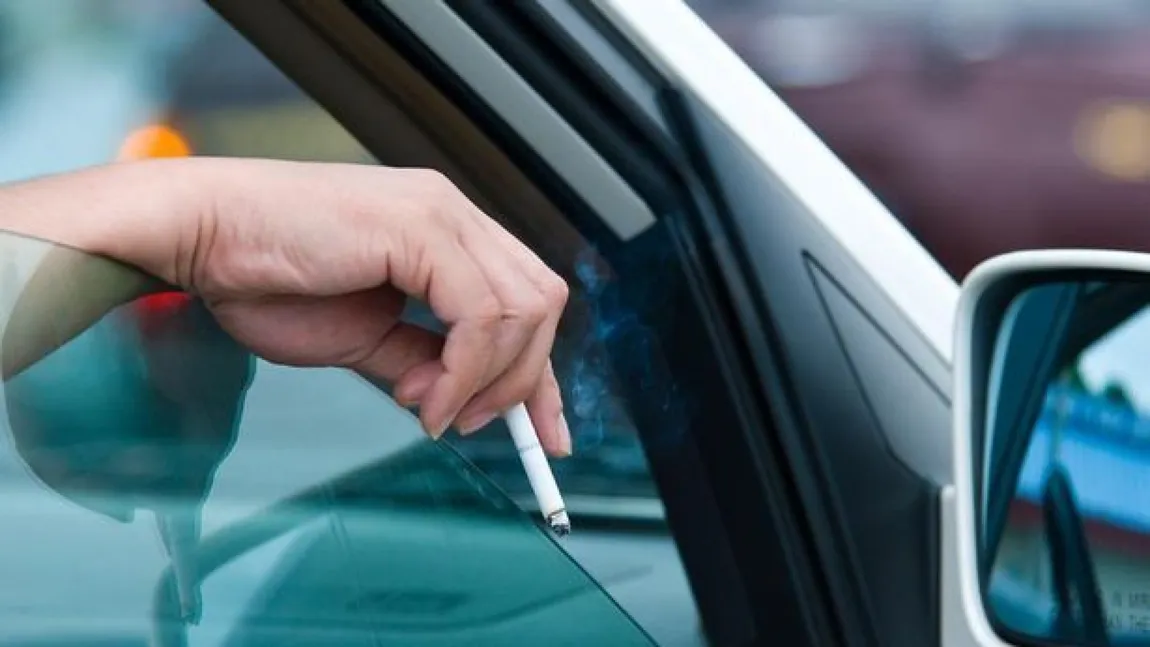 COD RUTIER 2019. Ce amenzi riscă şoferii care aruncă chiştoace pe geamul maşinii