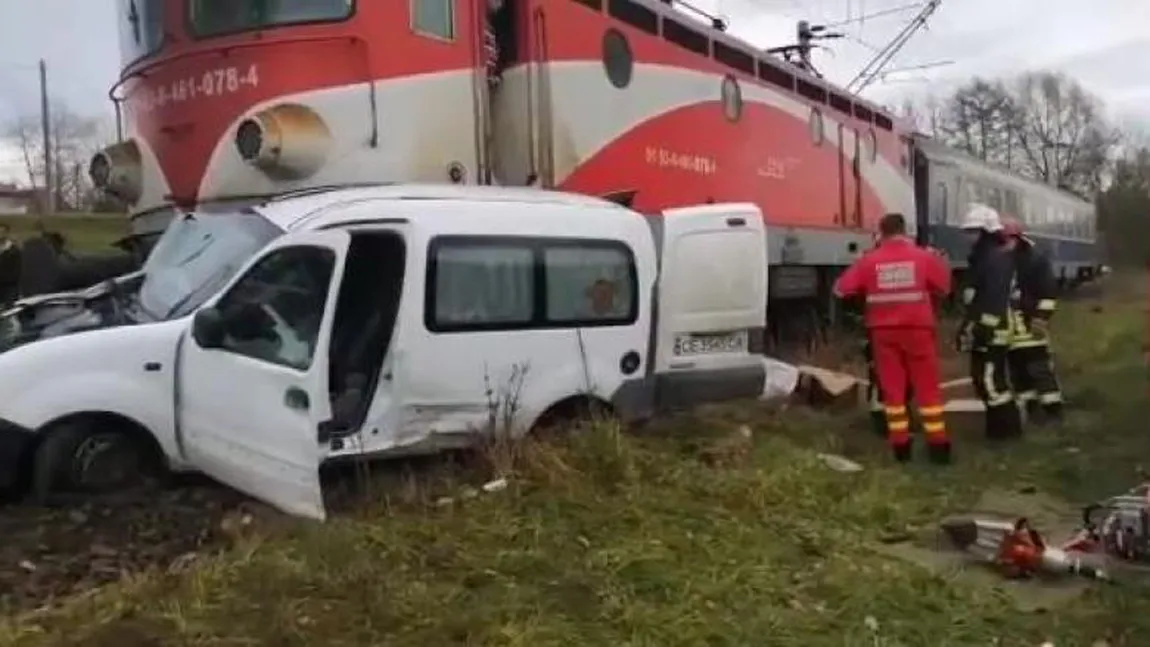 Trei răniţi, după ce un tren a lovit o maşină în Suceava