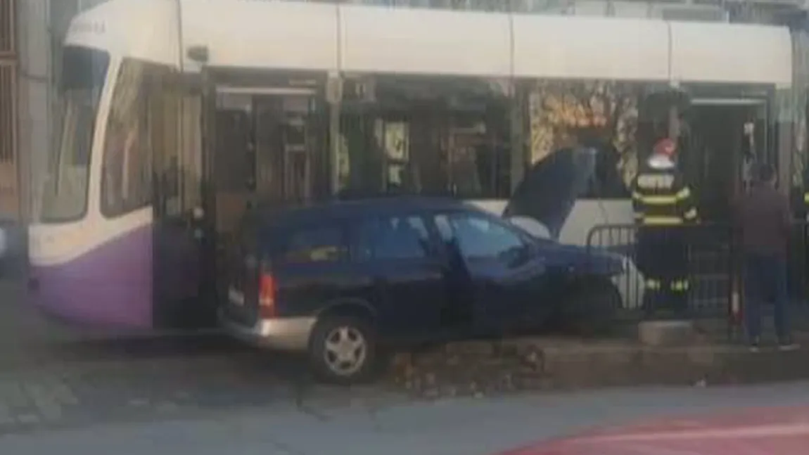 Maşină lovită de tramvai în Timişoara. Trei persoane sunt rănite