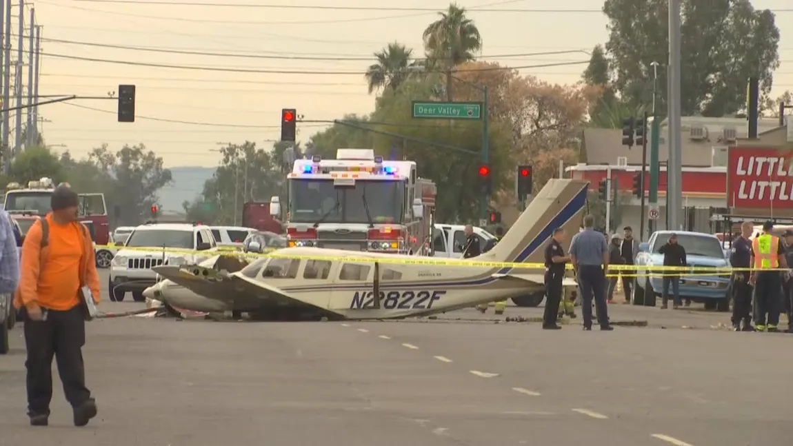 Spectaculos: un avion s-a prăbuşit în mijlocul unei şosele. VIDEO